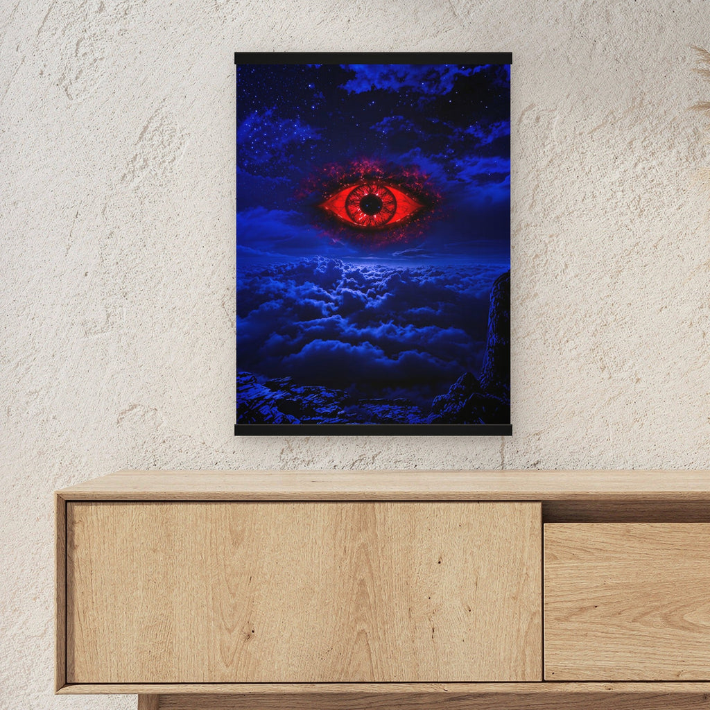 Das Auge im Sturm als Poster mit schwarzer Holzleiste ueber einem Sideboard, zeigt die Groesse im Raum