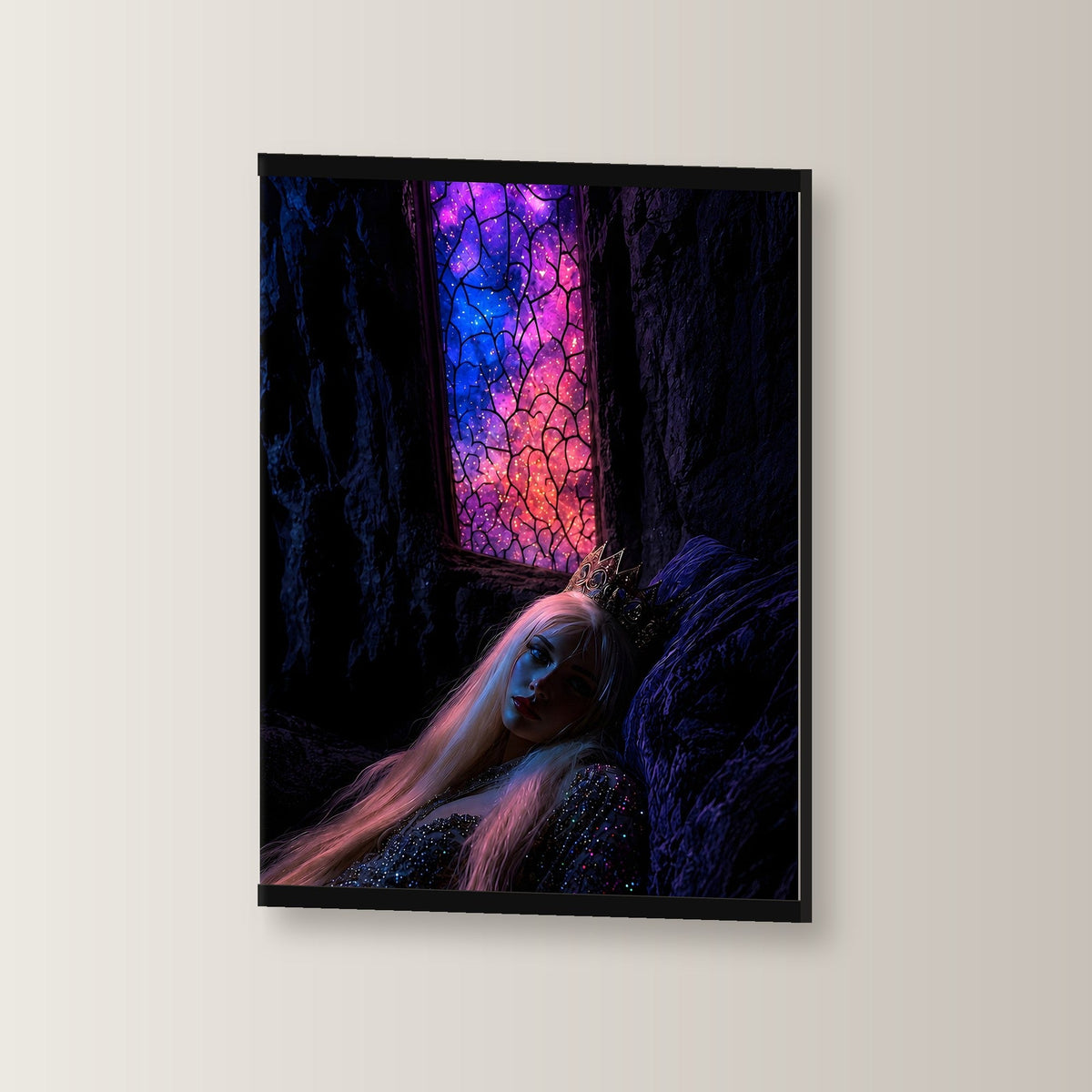Die Kristallhöhle als Poster mit schwarzer Holzleiste, leicht gedreht an der Wand fotografiert
