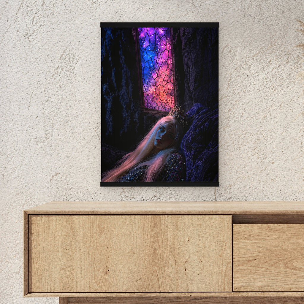 Die Kristallhöhle als Poster mit schwarzer Holzleiste ueber einem Sideboard, zeigt die Groesse im Raum