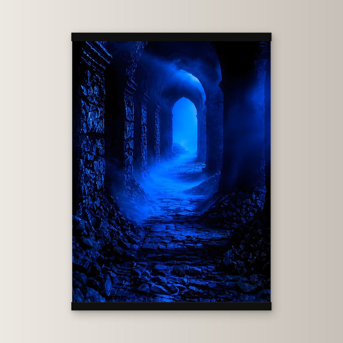 Das blaue Tor als Poster mit schwarzer Holzleiste, gerade von vorn an heller Wand