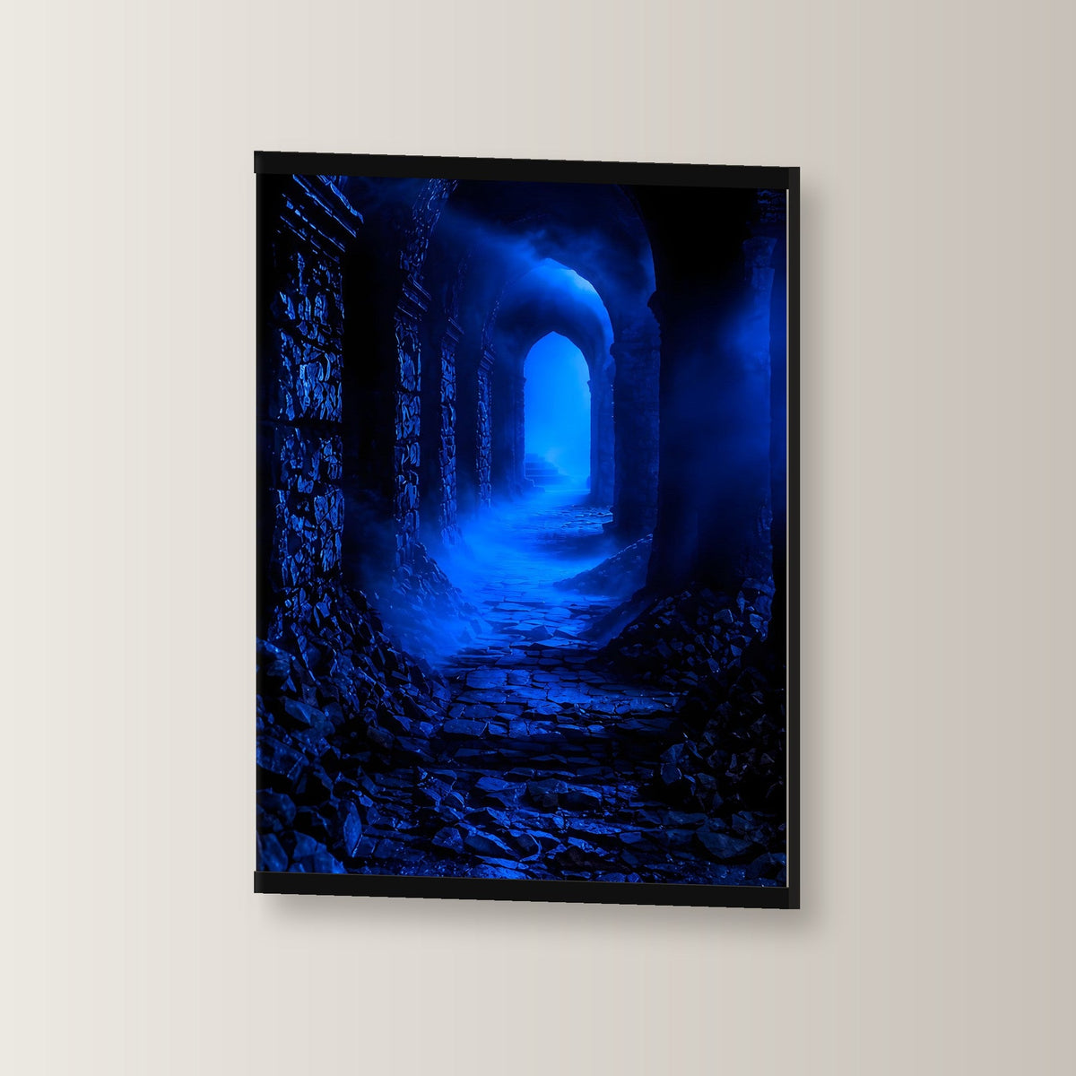 Das blaue Tor als Poster mit schwarzer Holzleiste, leicht gedreht an der Wand fotografiert