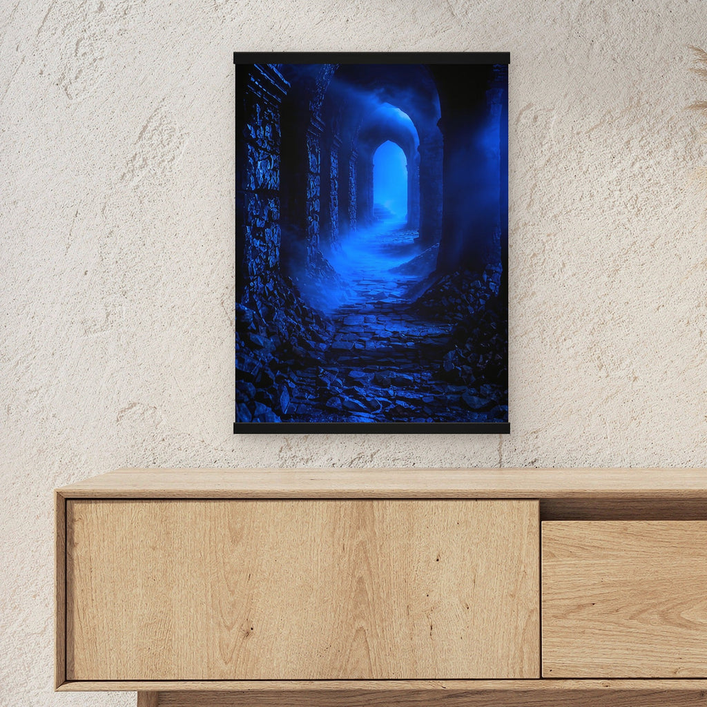 Das blaue Tor als Poster mit schwarzer Holzleiste ueber einem Sideboard, zeigt die Groesse im Raum