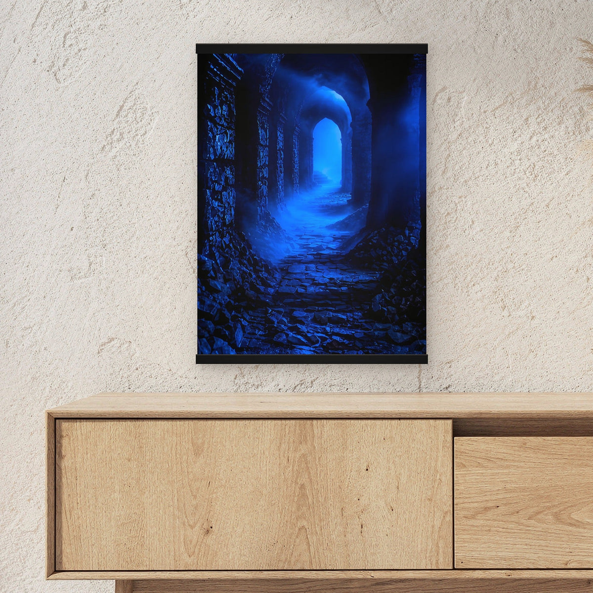 Das blaue Tor als Poster mit schwarzer Holzleiste ueber einem Sideboard, zeigt die Groesse im Raum