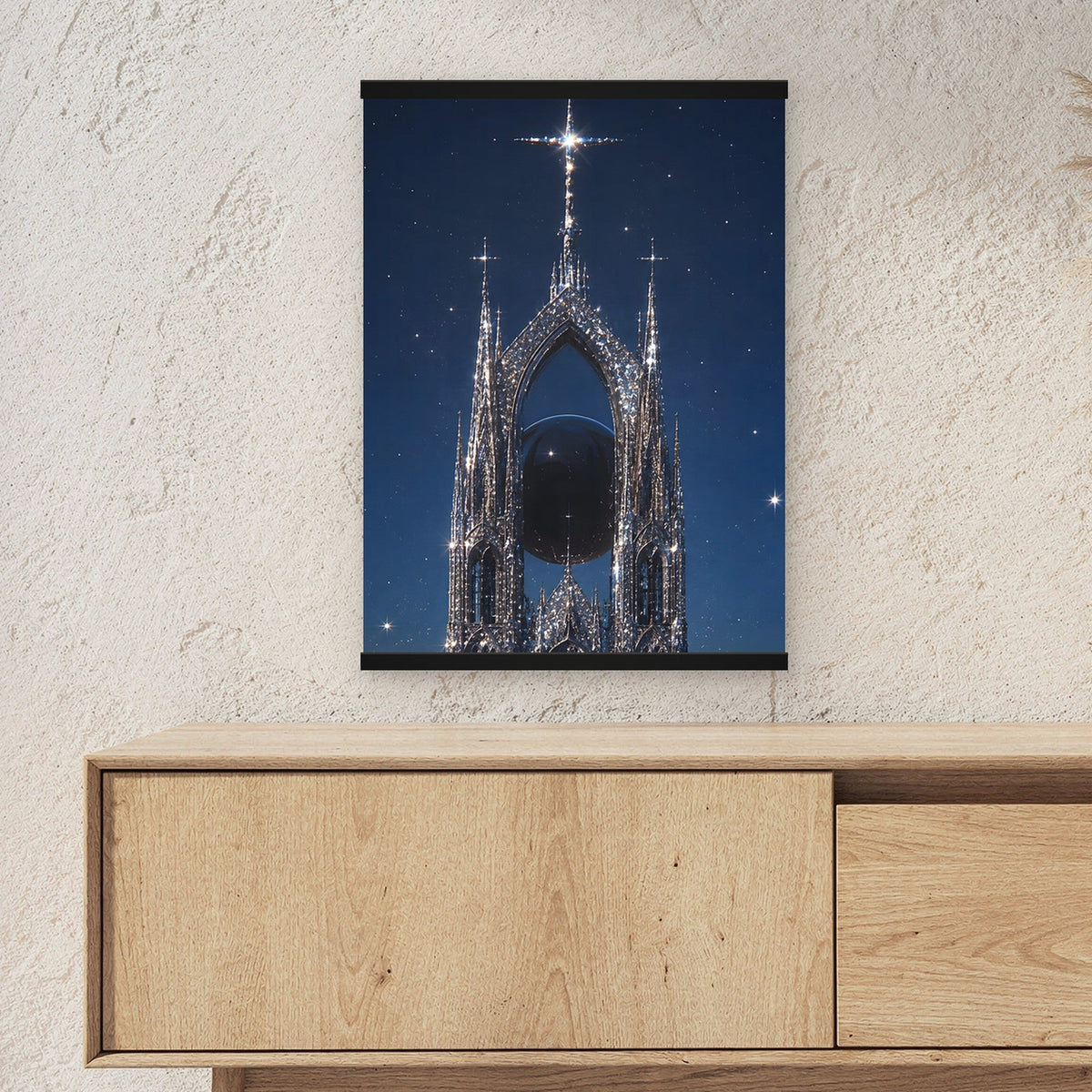 Die Sternenkathedrale als Poster mit schwarzer Holzleiste ueber einem Sideboard, zeigt die Groesse im Raum