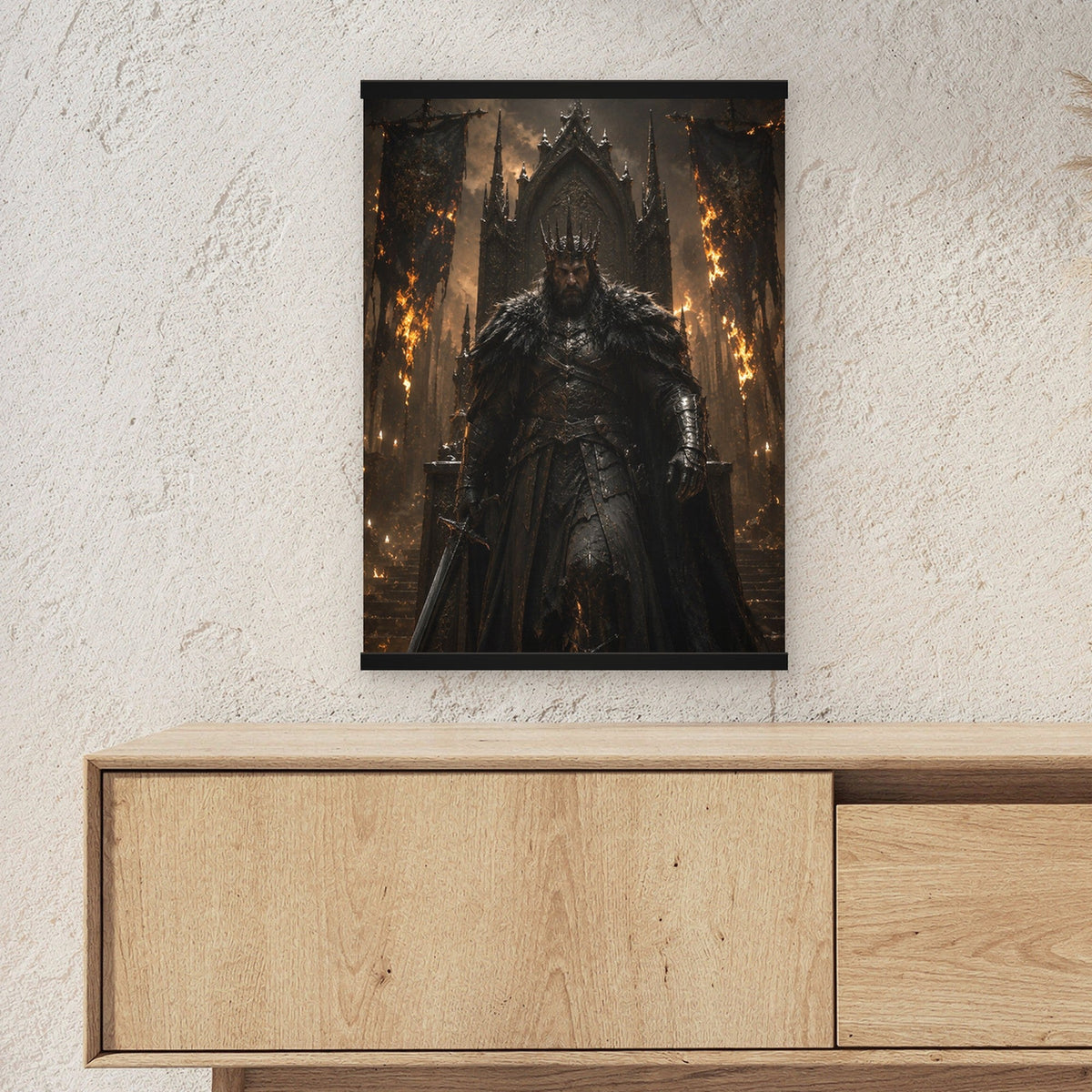 Der Flammenkönig als Poster mit schwarzer Holzleiste ueber einem Sideboard, zeigt die Groesse im Raum