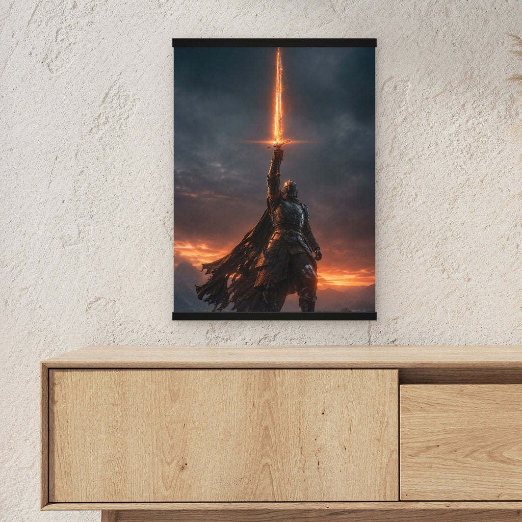 Das Flammenschwert als Poster mit schwarzer Holzleiste ueber einem Sideboard, zeigt die Groesse im Raum