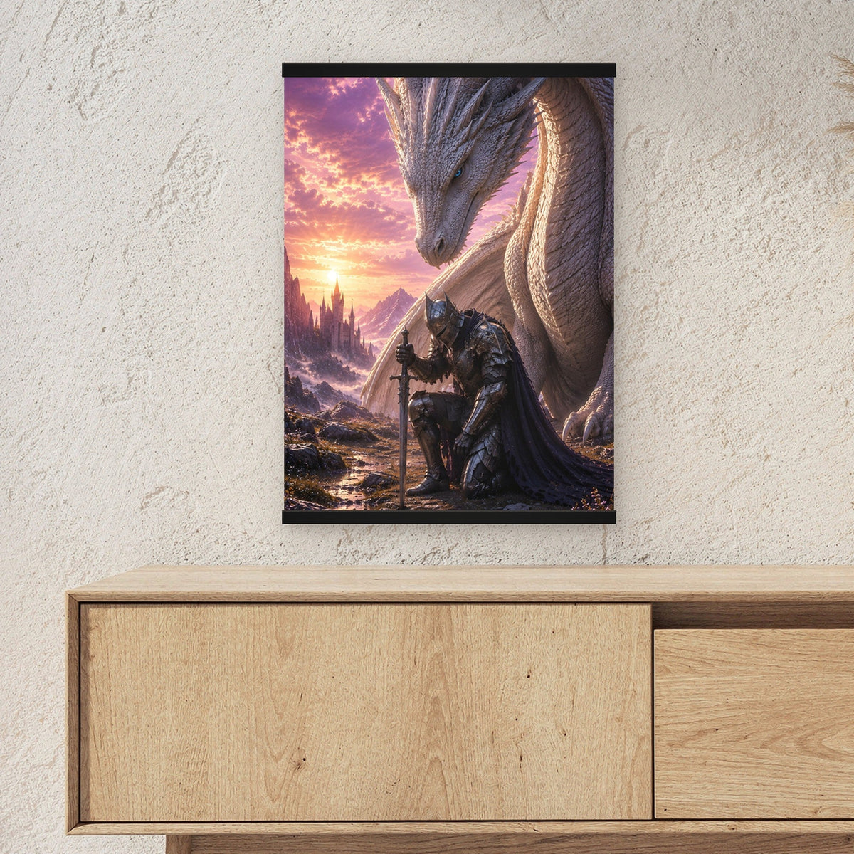 Das Gelöbnis als Poster mit schwarzer Holzleiste ueber einem Sideboard, zeigt die Groesse im Raum