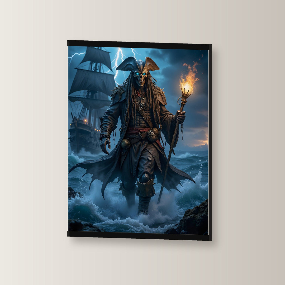 Der Geisterkapitän als Poster mit schwarzer Holzleiste, leicht gedreht an der Wand fotografiert