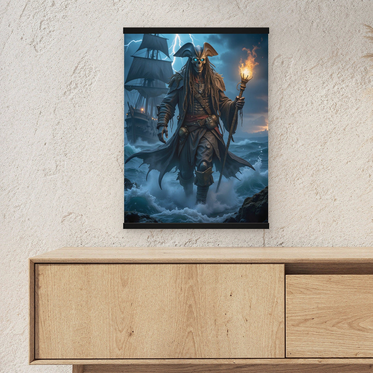 Der Geisterkapitän als Poster mit schwarzer Holzleiste ueber einem Sideboard, zeigt die Groesse im Raum