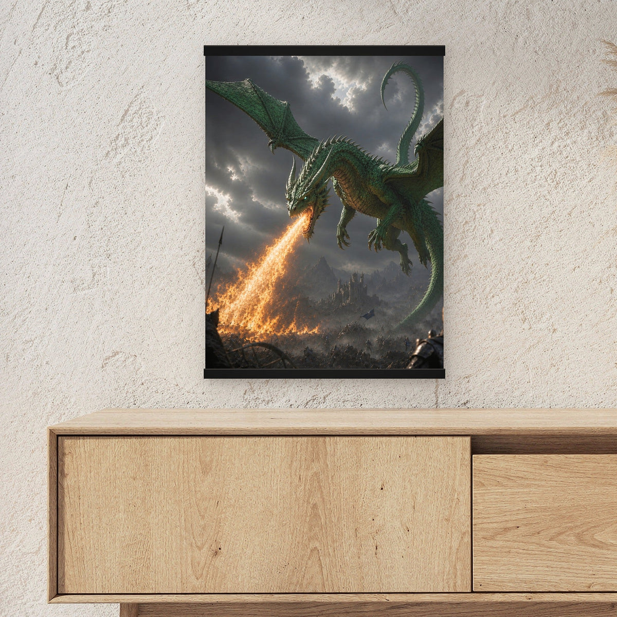 Grünfeuer als Poster mit schwarzer Holzleiste ueber einem Sideboard, zeigt die Groesse im Raum