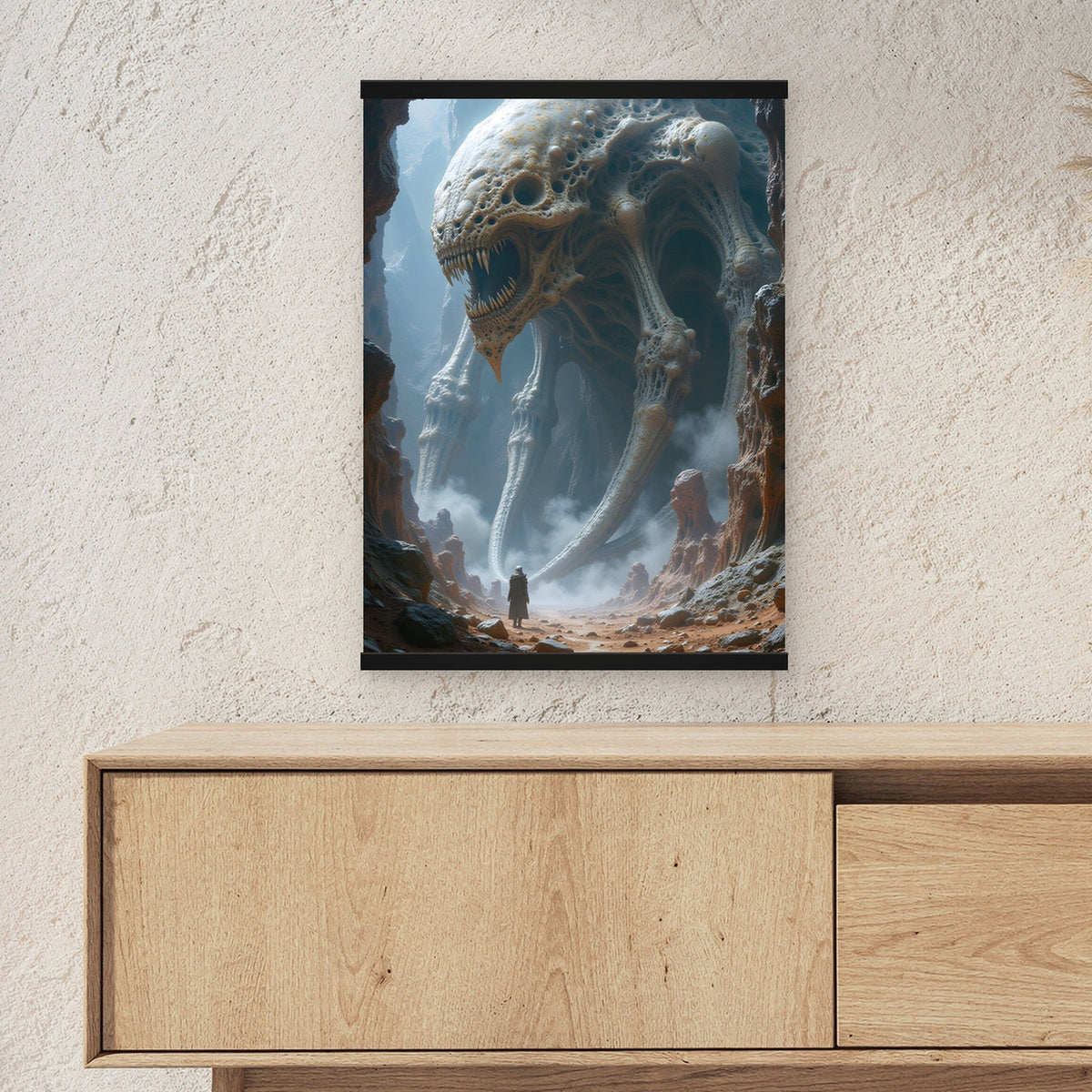 Der Hohle Koloss als Poster mit schwarzer Holzleiste ueber einem Sideboard, zeigt die Groesse im Raum