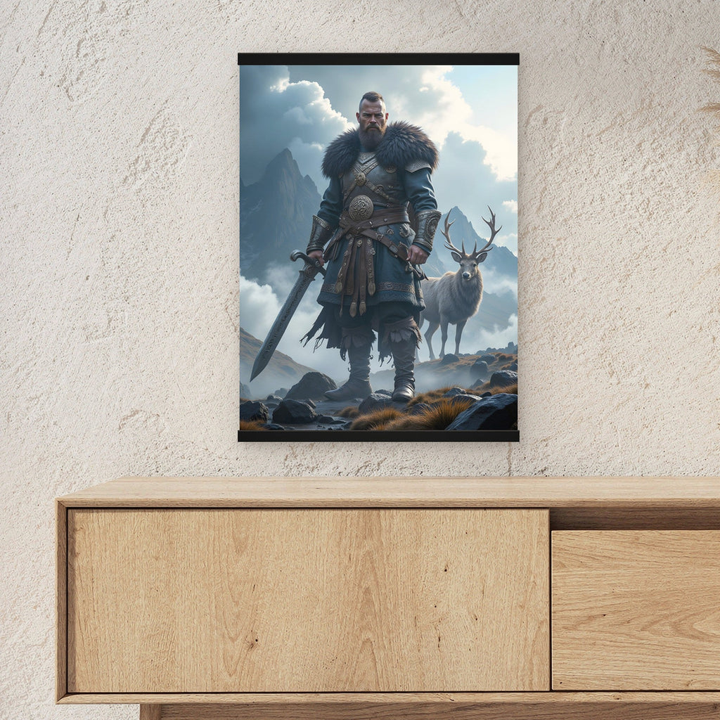 Der Hochlandwächter als Poster mit schwarzer Holzleiste ueber einem Sideboard, zeigt die Groesse im Raum