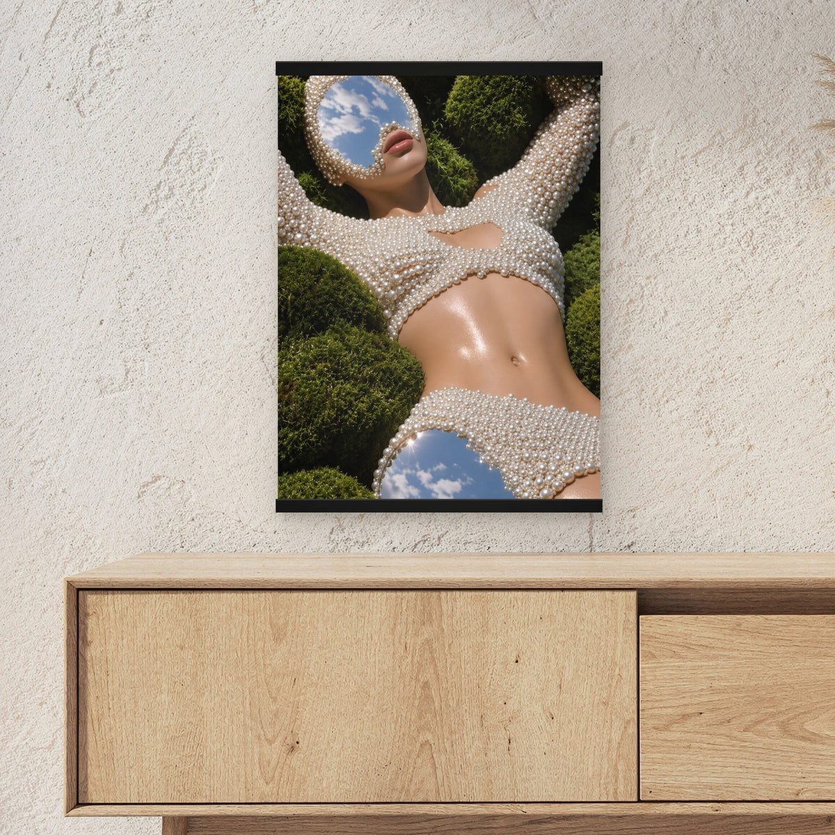 Himmelsspiegel als Poster mit schwarzer Holzleiste ueber einem Sideboard, zeigt die Groesse im Raum