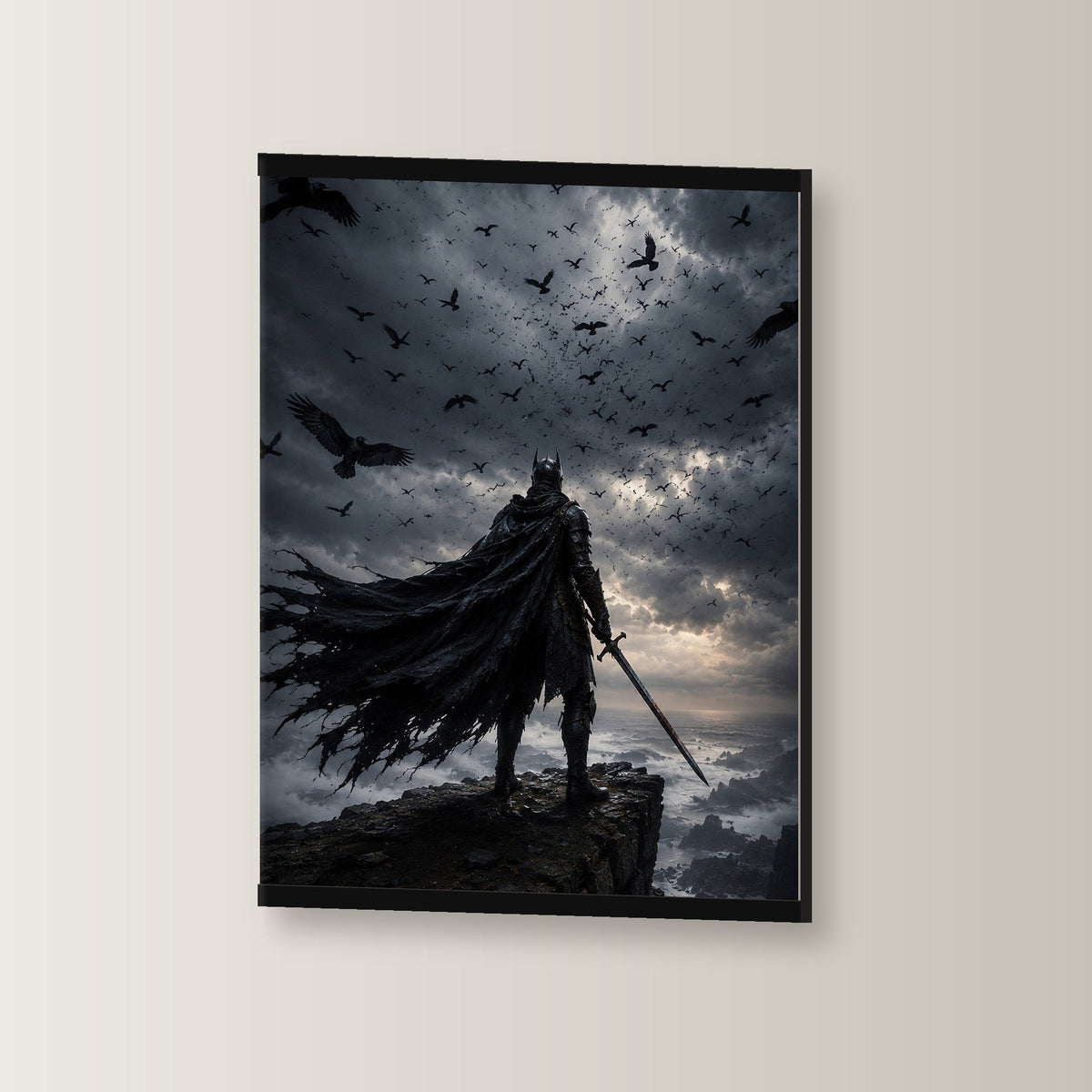 Herr der Raben als Poster mit schwarzer Holzleiste, leicht gedreht an der Wand fotografiert