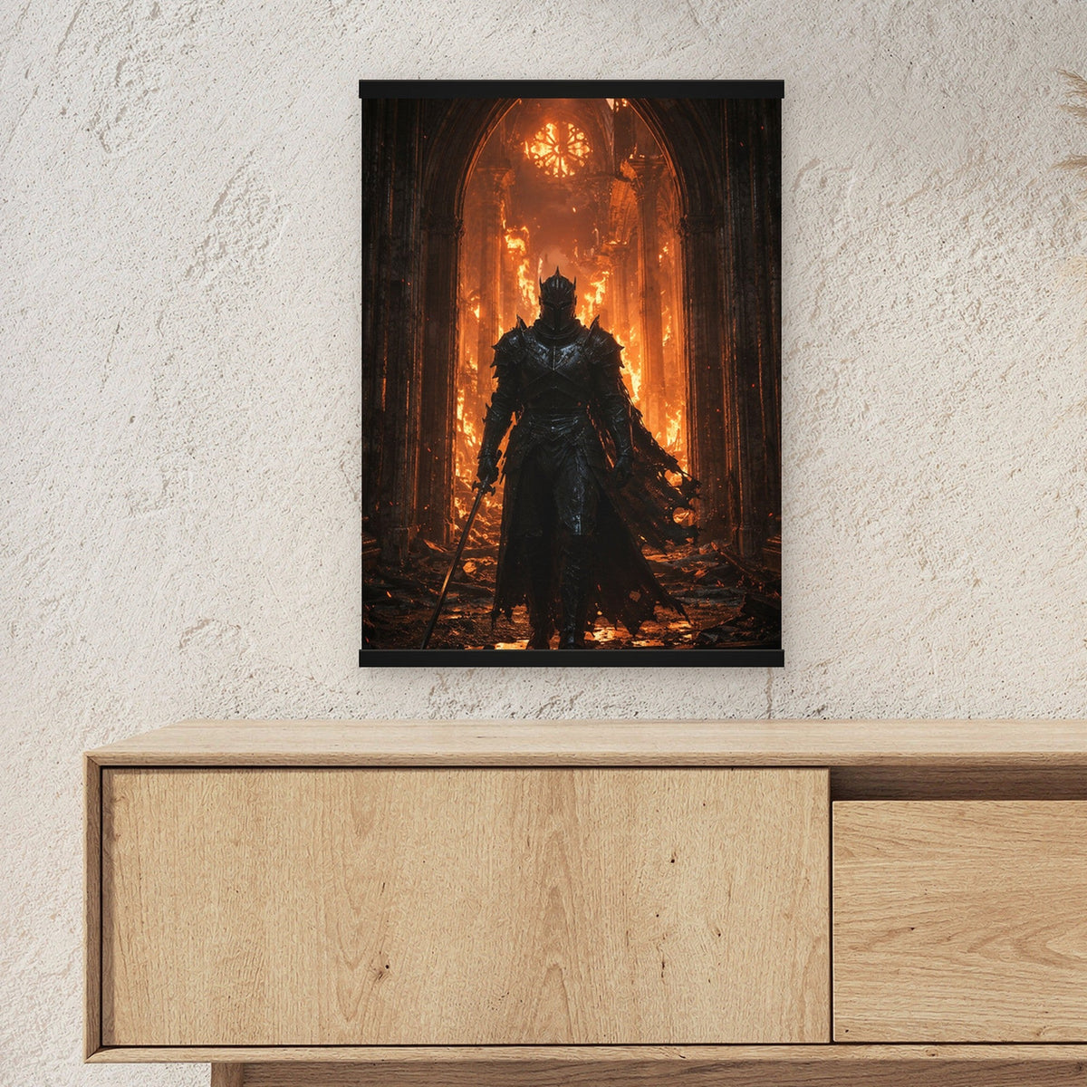 Das Inferno als Poster mit schwarzer Holzleiste ueber einem Sideboard, zeigt die Groesse im Raum