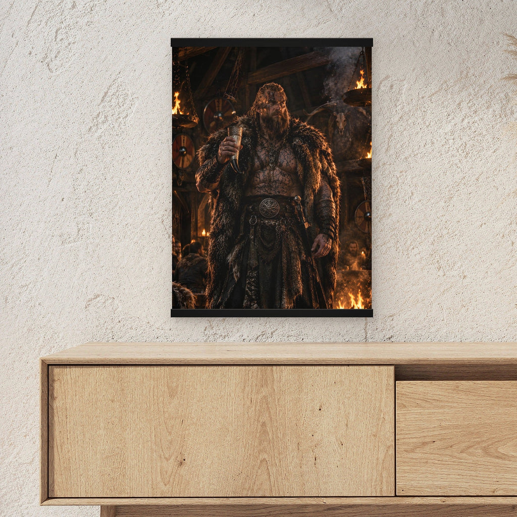 Der Jarl als Poster mit schwarzer Holzleiste ueber einem Sideboard, zeigt die Groesse im Raum