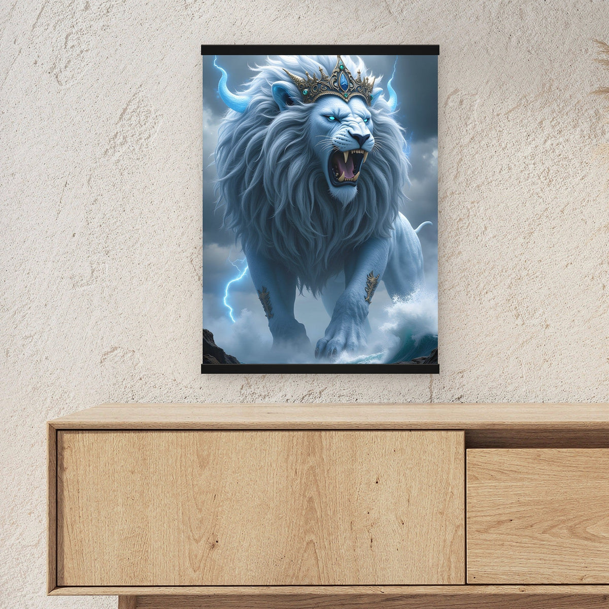 Der Kronenlöwe als Poster mit schwarzer Holzleiste ueber einem Sideboard, zeigt die Groesse im Raum