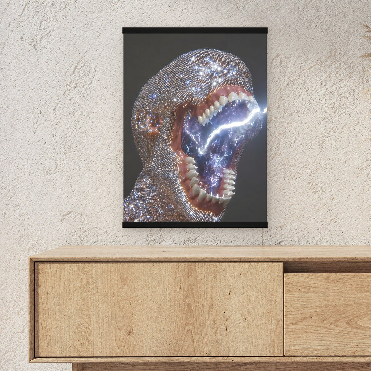 Kristallschrei als Poster mit schwarzer Holzleiste ueber einem Sideboard, zeigt die Groesse im Raum
