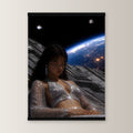 Kosmische Träumerin als Poster mit schwarzer Holzleiste, gerade von vorn an heller Wand