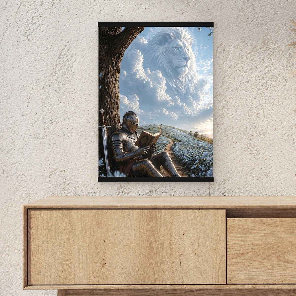 Der Löwe im Himmel als Poster mit schwarzer Holzleiste ueber einem Sideboard, zeigt die Groesse im Raum