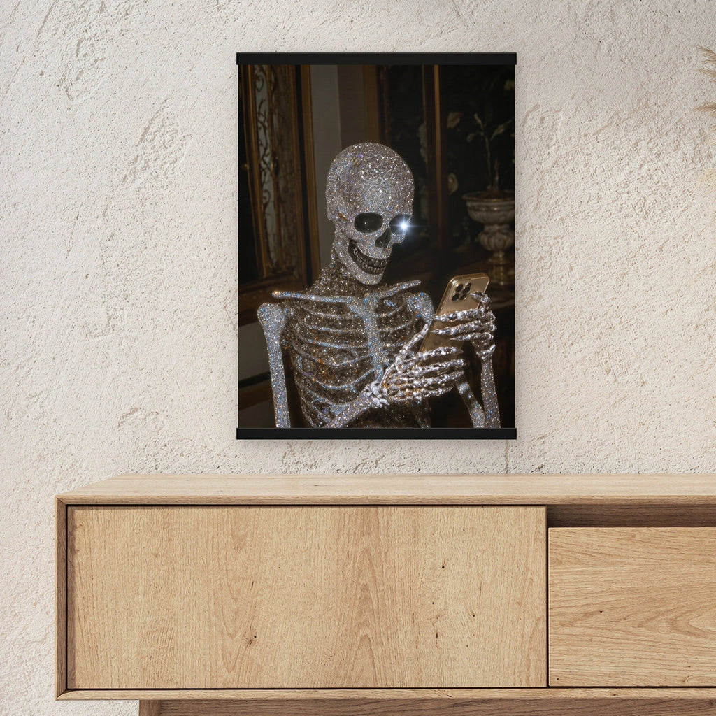 Der letzte Gast als Poster mit schwarzer Holzleiste ueber einem Sideboard, zeigt die Groesse im Raum