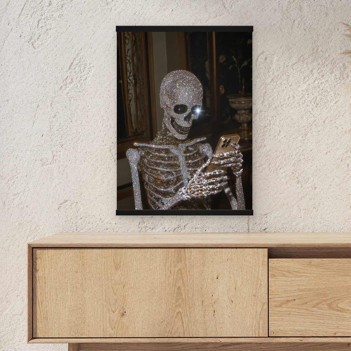 Der letzte Gast als Poster mit schwarzer Holzleiste ueber einem Sideboard, zeigt die Groesse im Raum
