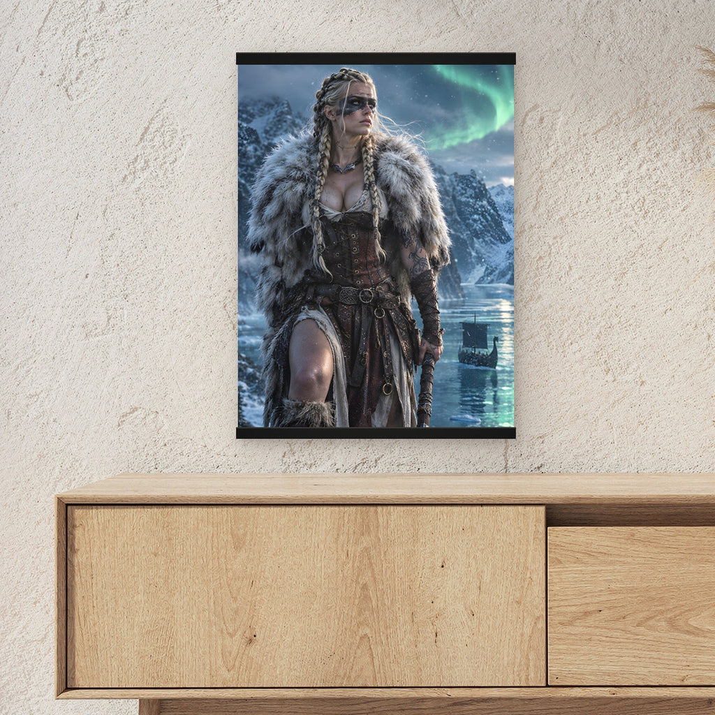 Die Nordlichtkriegerin als Poster mit schwarzer Holzleiste ueber einem Sideboard, zeigt die Groesse im Raum