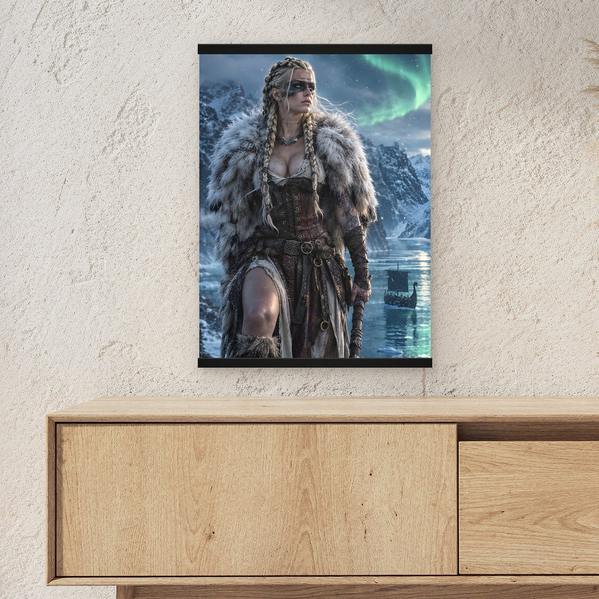 Die Nordlichtkriegerin als Poster mit schwarzer Holzleiste ueber einem Sideboard, zeigt die Groesse im Raum