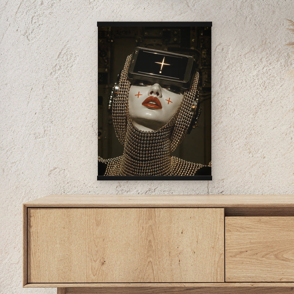 Die Orakel-Priesterin als Poster mit schwarzer Holzleiste ueber einem Sideboard, zeigt die Groesse im Raum