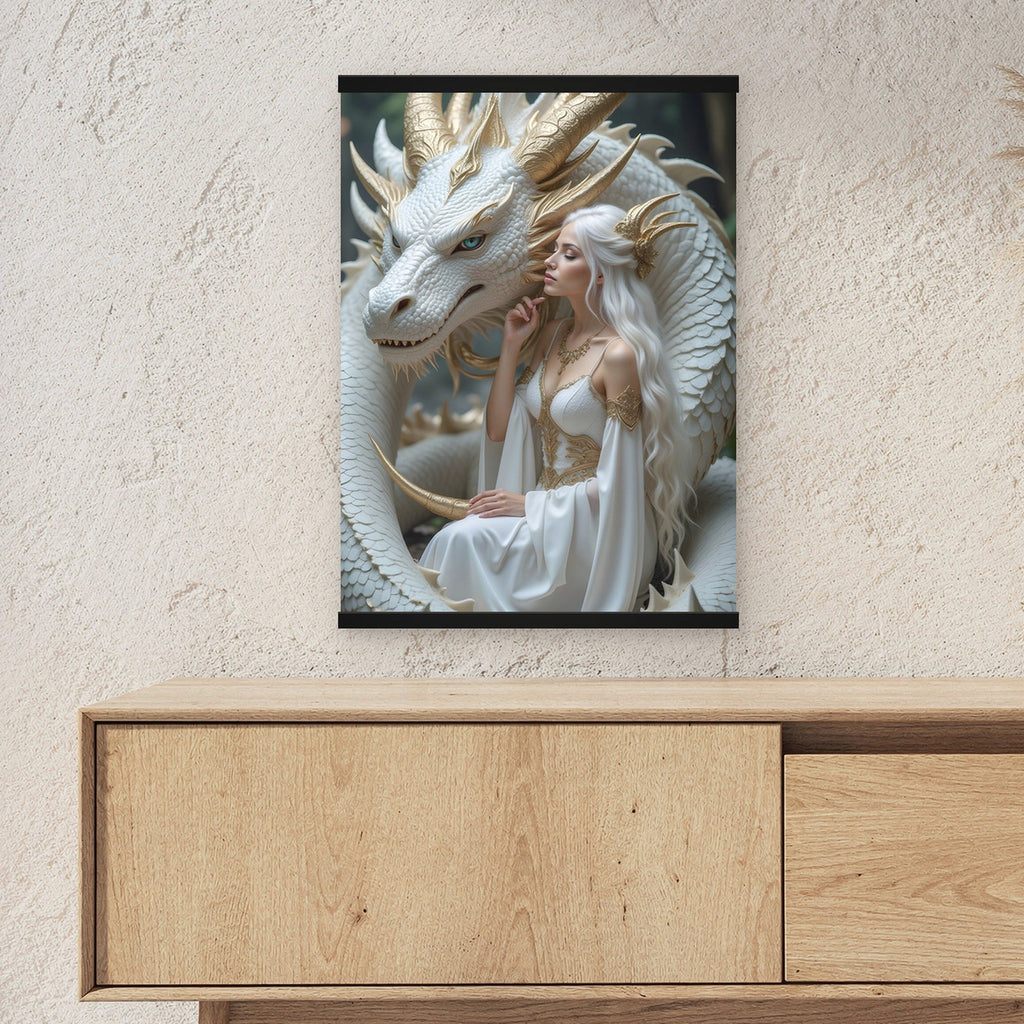 Die Perlenkönigin als Poster mit schwarzer Holzleiste ueber einem Sideboard, zeigt die Groesse im Raum