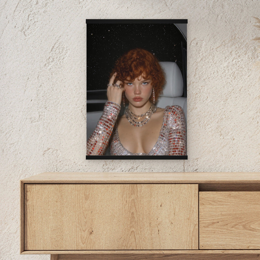 Perlmuttrausch als Poster mit schwarzer Holzleiste ueber einem Sideboard, zeigt die Groesse im Raum