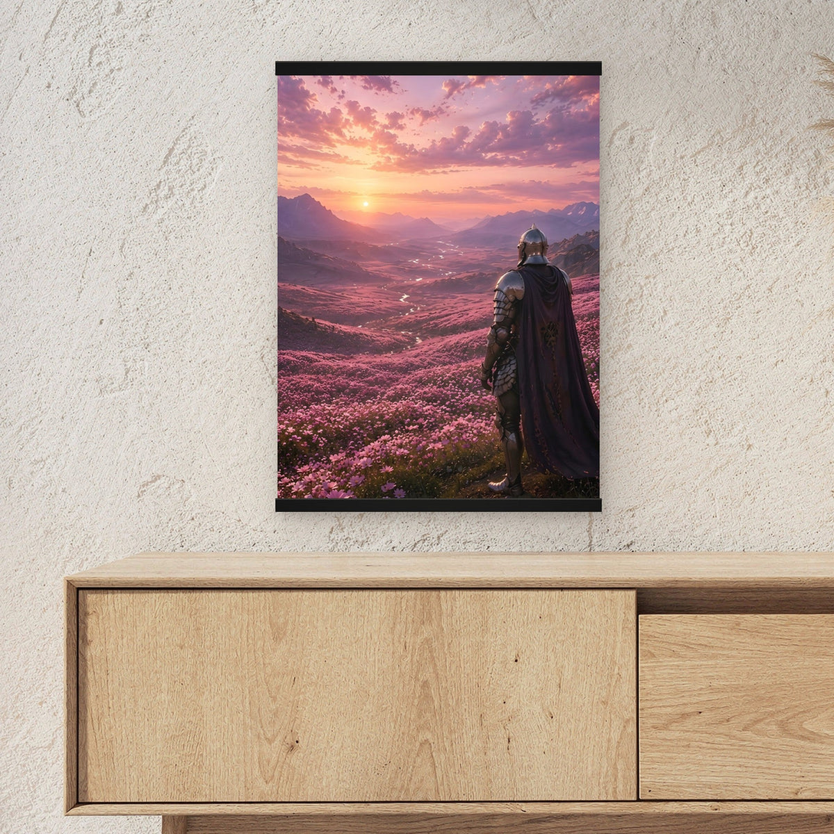 Das Purpurtal als Poster mit schwarzer Holzleiste ueber einem Sideboard, zeigt die Groesse im Raum
