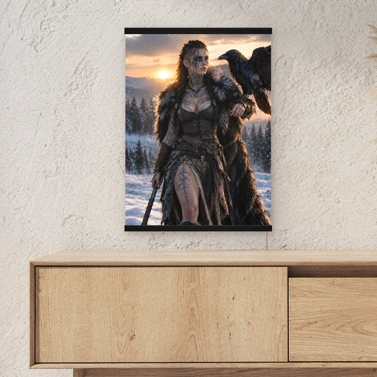 Die Rabenkriegerin als Poster mit schwarzer Holzleiste ueber einem Sideboard, zeigt die Groesse im Raum