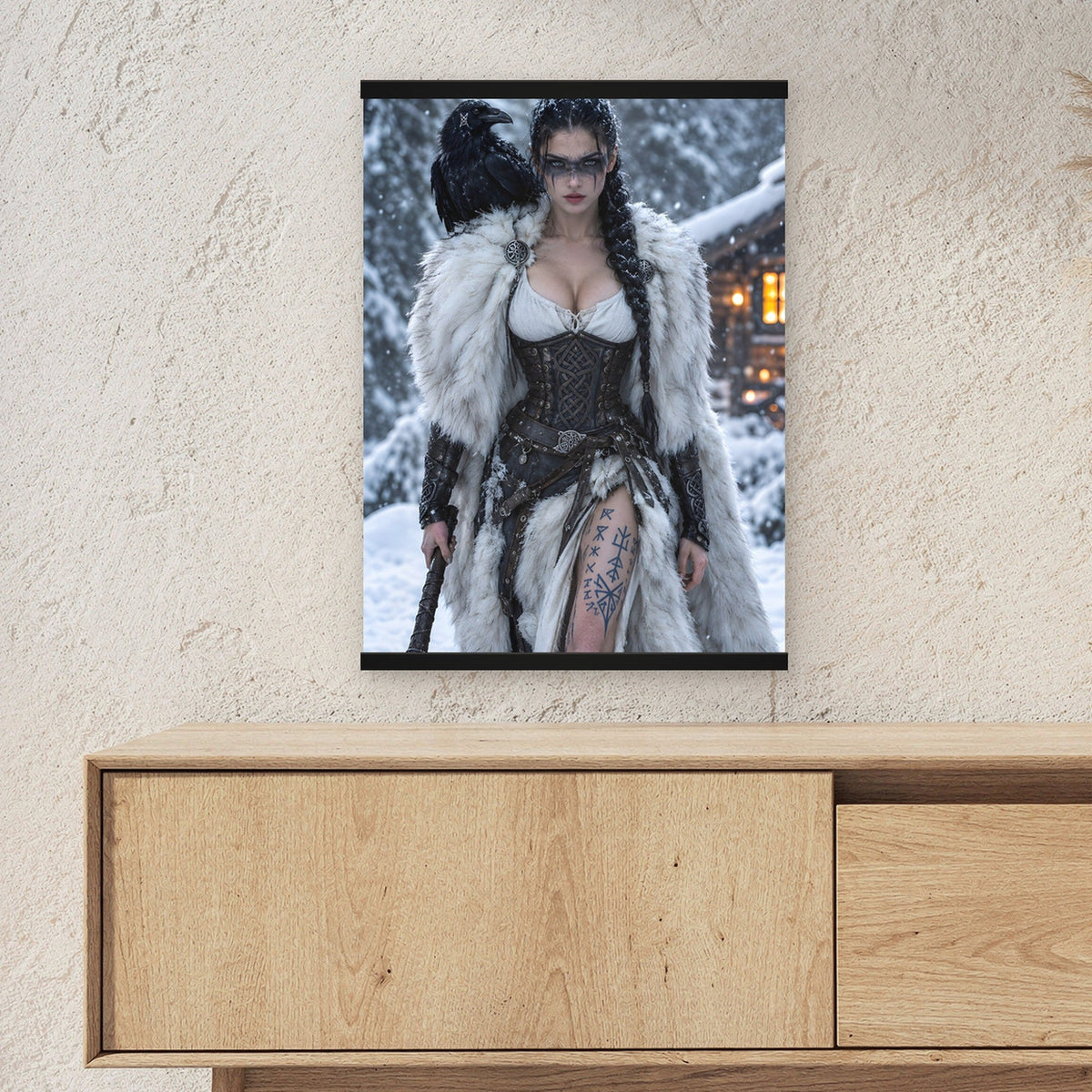 Die Rabenschildmaid als Poster mit schwarzer Holzleiste ueber einem Sideboard, zeigt die Groesse im Raum