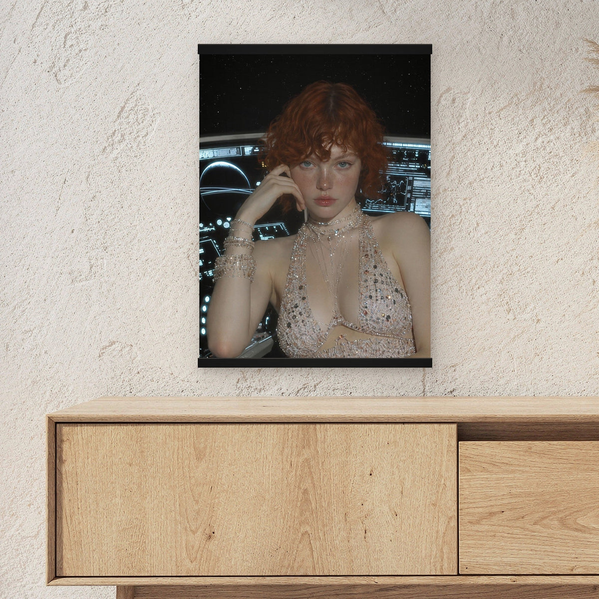 Rubinrausch als Poster mit schwarzer Holzleiste ueber einem Sideboard, zeigt die Groesse im Raum