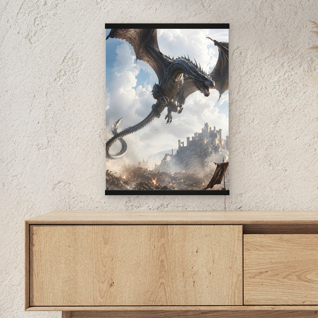 Die Silberschwinge als Poster mit schwarzer Holzleiste ueber einem Sideboard, zeigt die Groesse im Raum