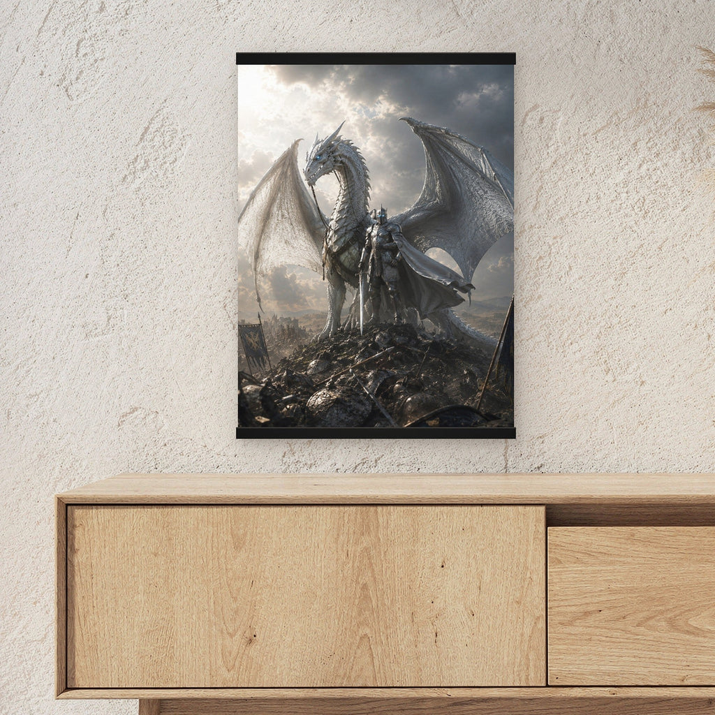 Der Silberritter als Poster mit schwarzer Holzleiste ueber einem Sideboard, zeigt die Groesse im Raum