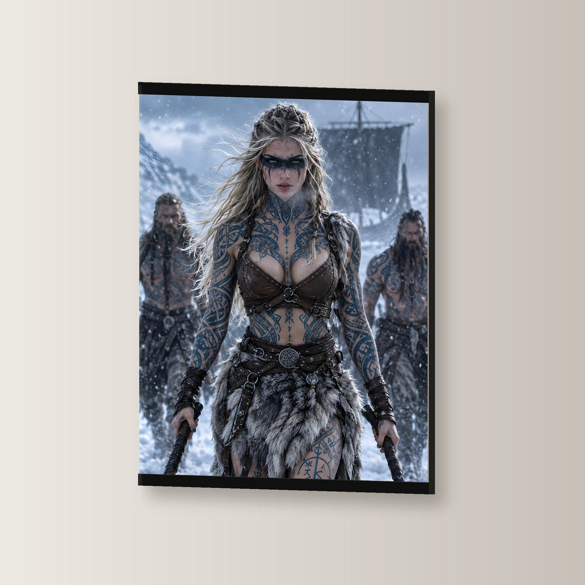 Die Schildmaid vom Fjord als Poster mit schwarzer Holzleiste, leicht gedreht an der Wand fotografiert