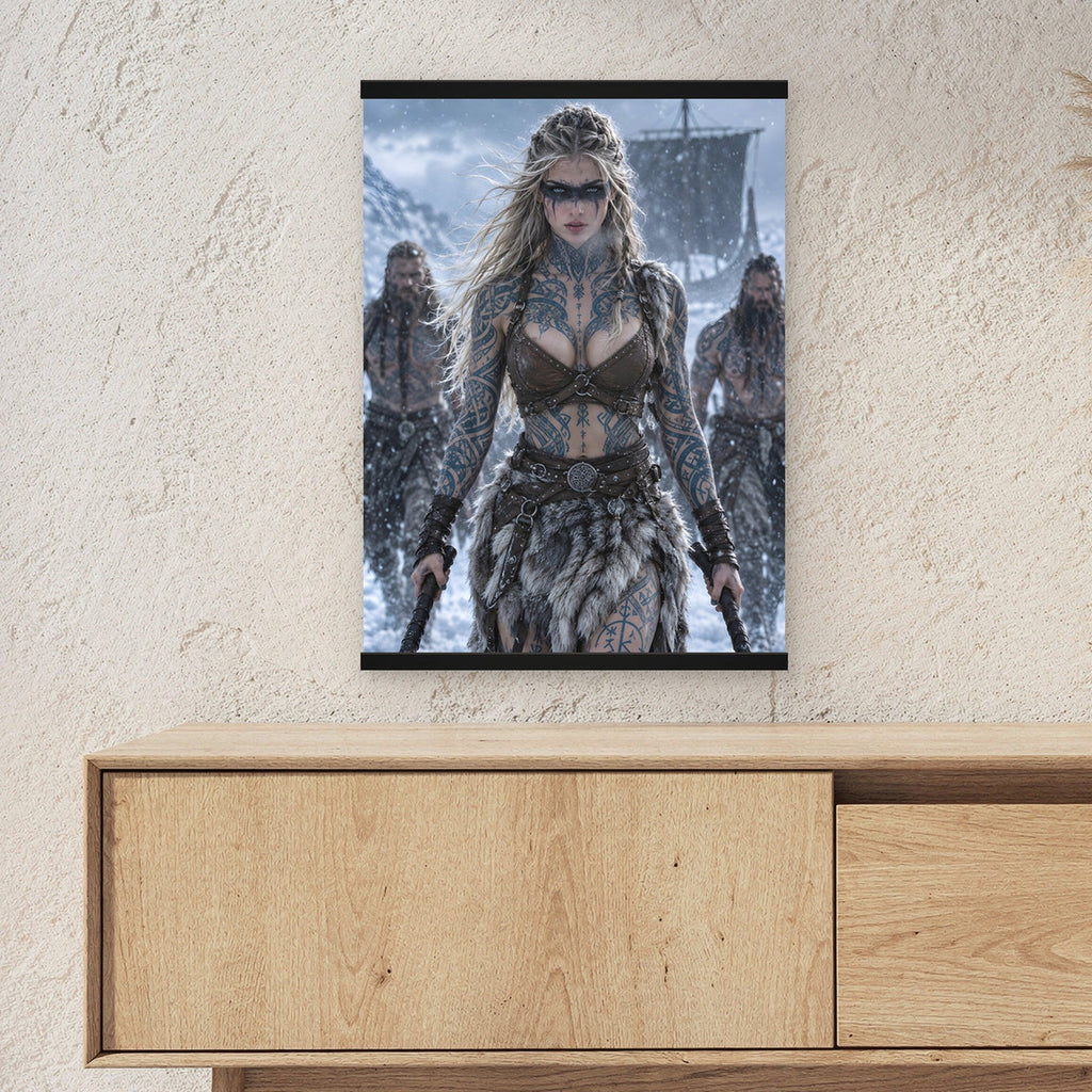 Die Schildmaid vom Fjord als Poster mit schwarzer Holzleiste ueber einem Sideboard, zeigt die Groesse im Raum