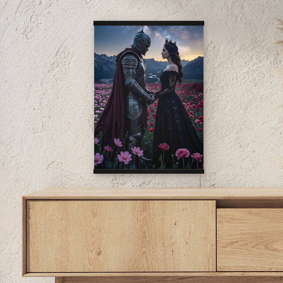 Der Sternenschwur als Poster mit schwarzer Holzleiste ueber einem Sideboard, zeigt die Groesse im Raum