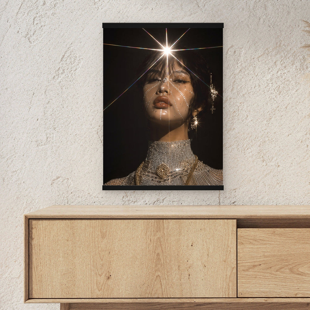 Sternennova als Poster mit schwarzer Holzleiste ueber einem Sideboard, zeigt die Groesse im Raum