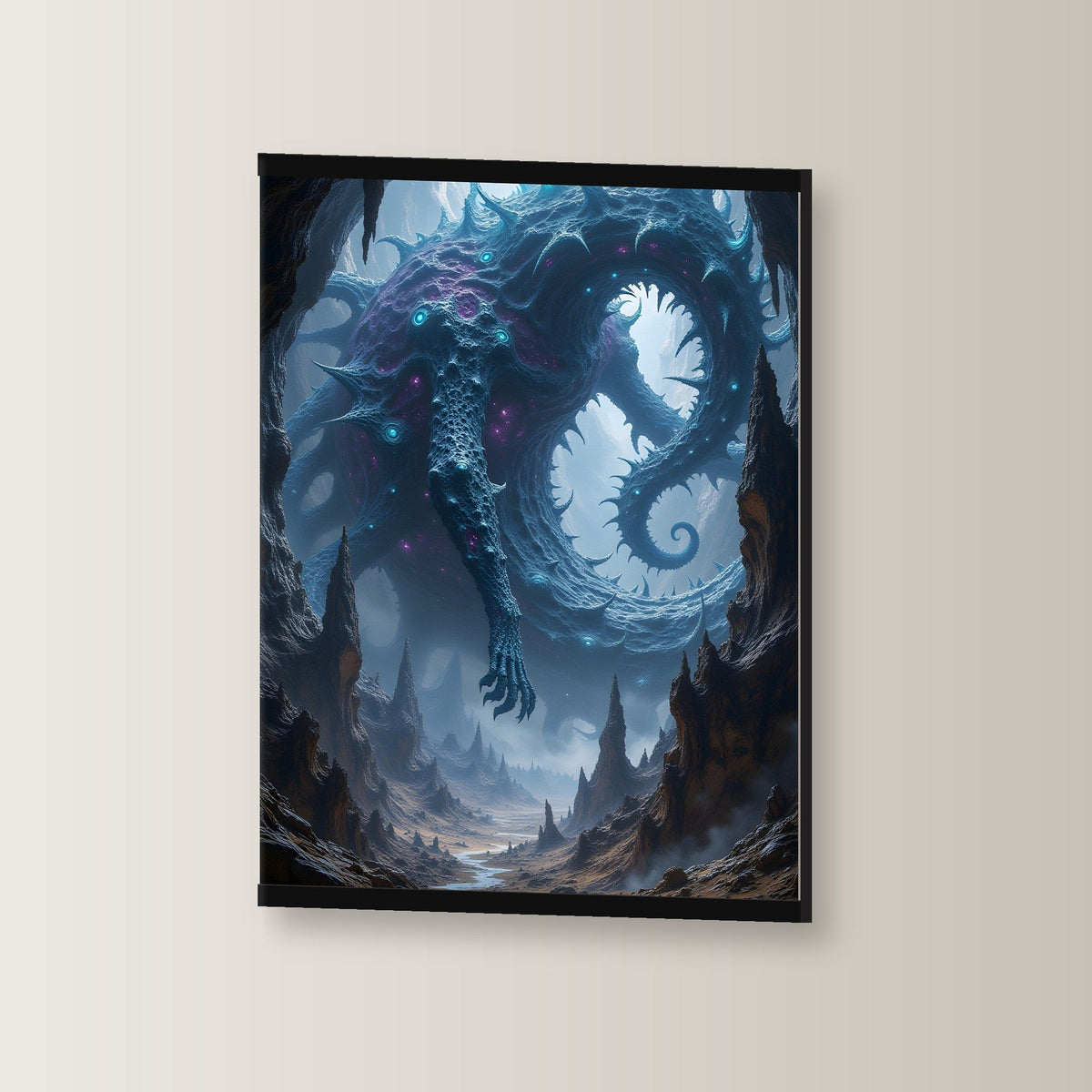 Die Scherbenschlange als Poster mit schwarzer Holzleiste, leicht gedreht an der Wand fotografiert