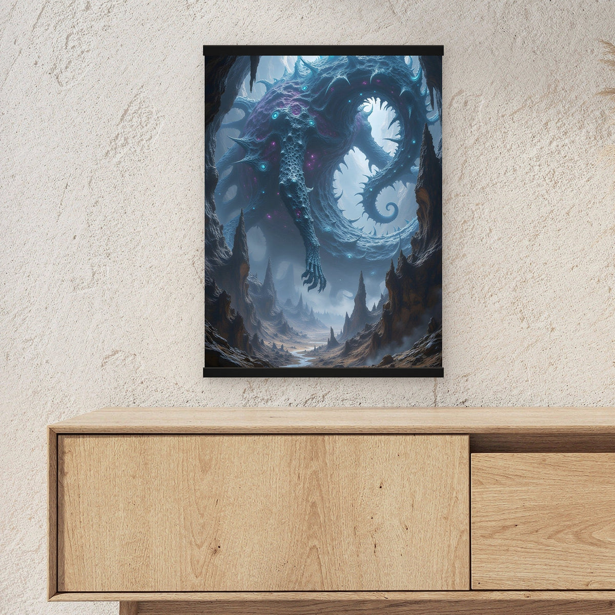 Die Scherbenschlange als Poster mit schwarzer Holzleiste ueber einem Sideboard, zeigt die Groesse im Raum