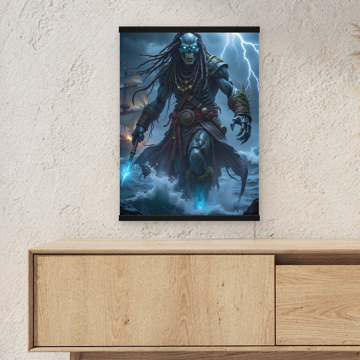 Der Sturmkapitän als Poster mit schwarzer Holzleiste ueber einem Sideboard, zeigt die Groesse im Raum