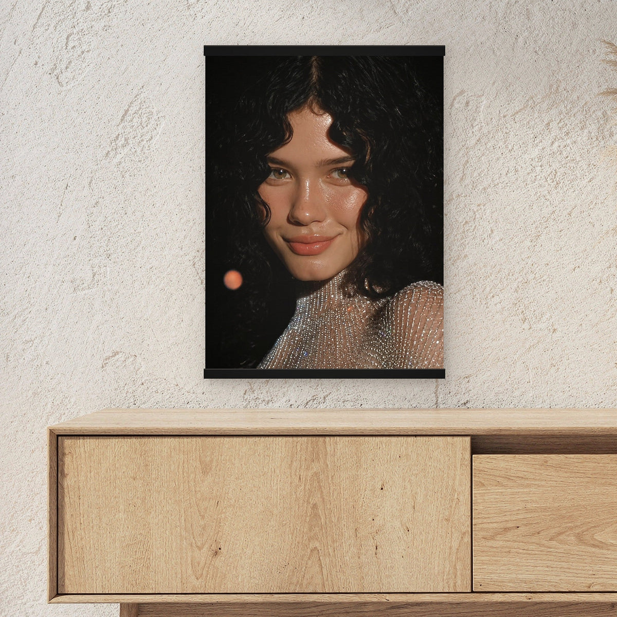 Sternenlächeln als Poster mit schwarzer Holzleiste ueber einem Sideboard, zeigt die Groesse im Raum