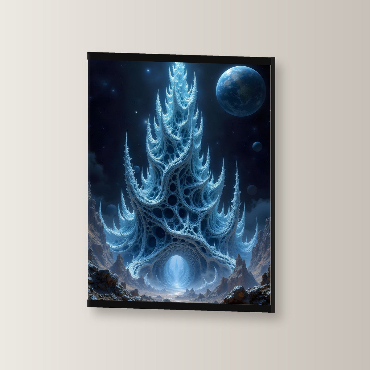 Der Scherbenturm als Poster mit schwarzer Holzleiste, leicht gedreht an der Wand fotografiert