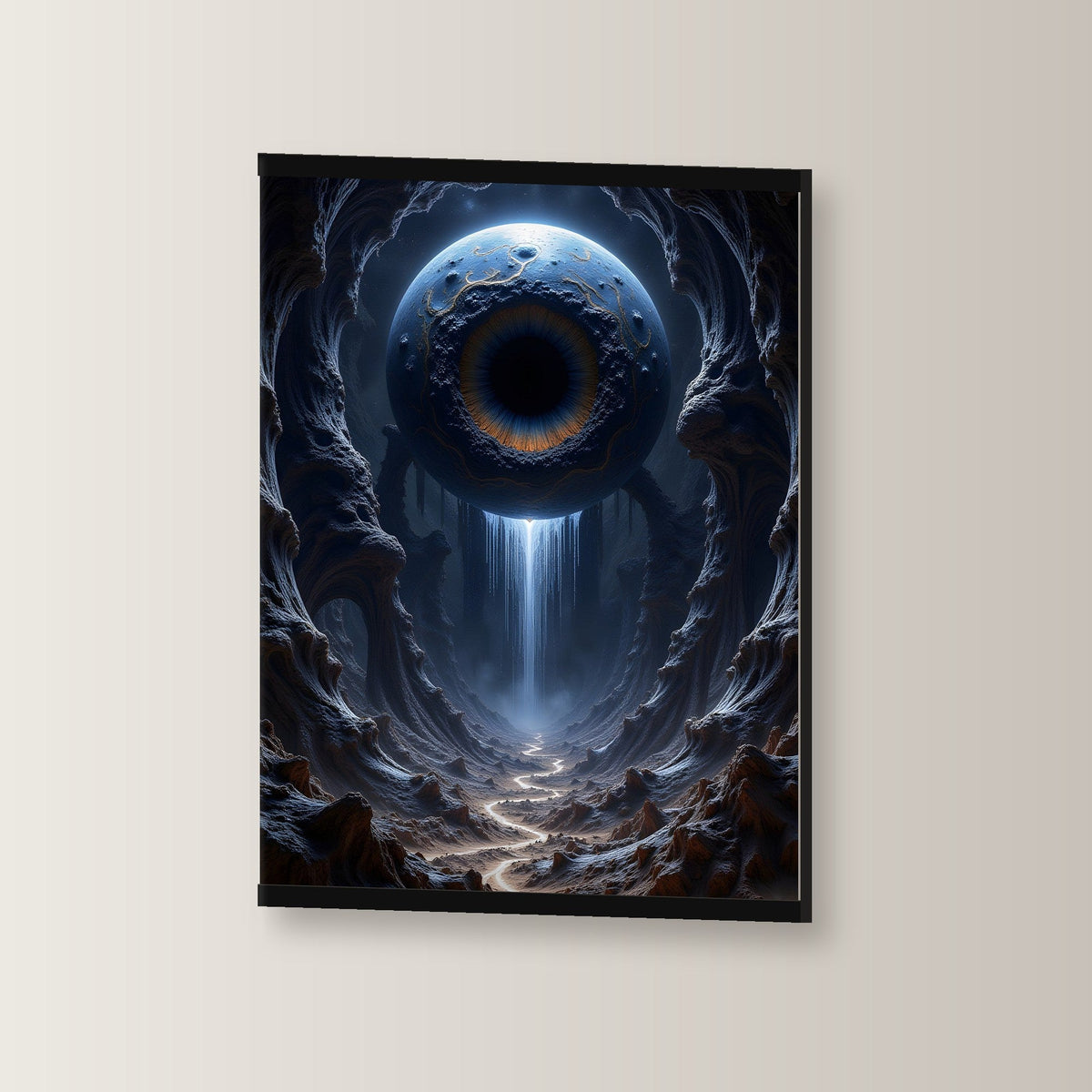 Das Tränenauge als Poster mit schwarzer Holzleiste, leicht gedreht an der Wand fotografiert
