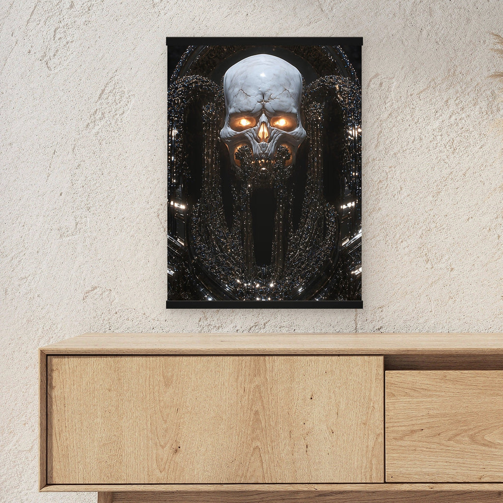 Der Totenfürst als Poster mit schwarzer Holzleiste ueber einem Sideboard, zeigt die Groesse im Raum