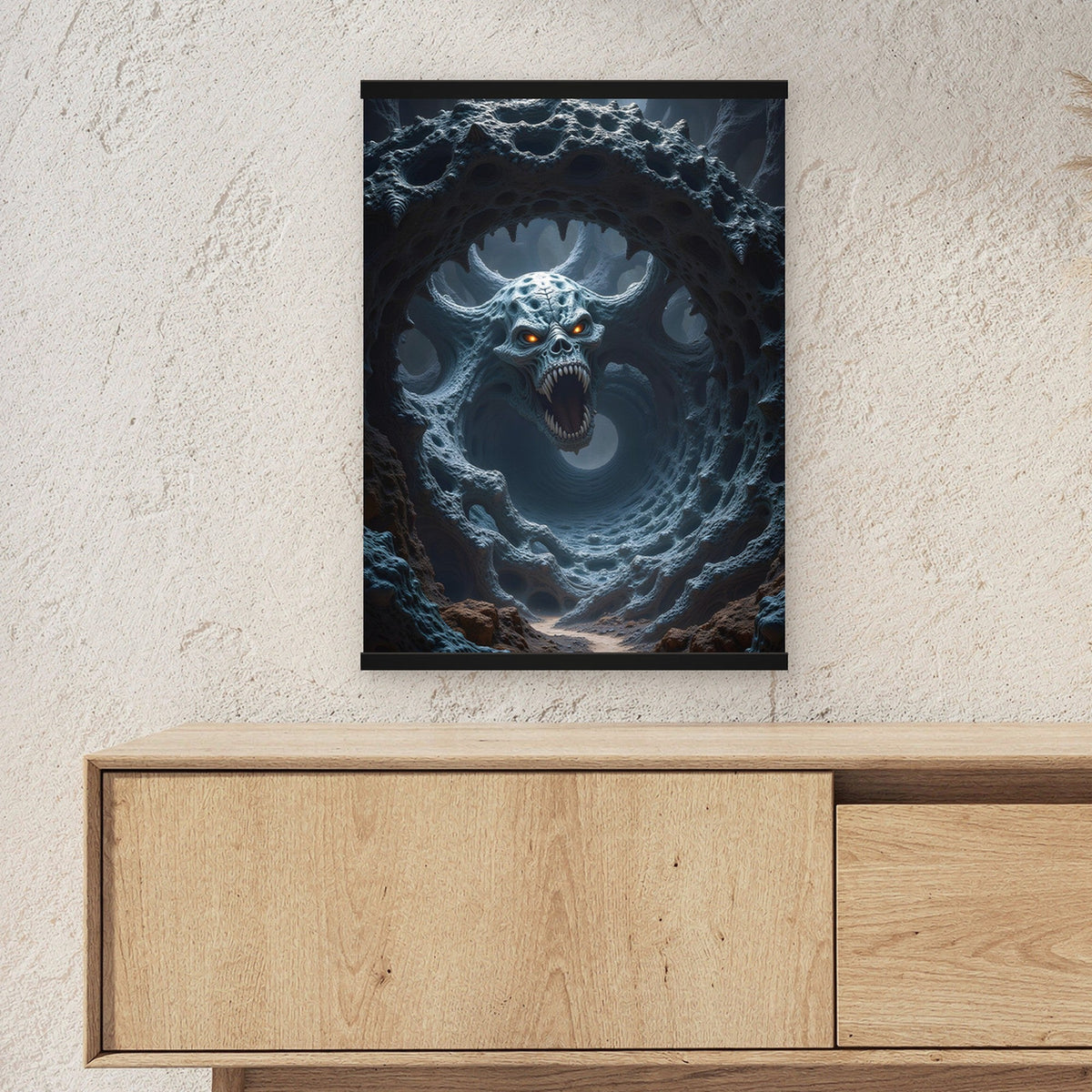 Das Totenmaul als Poster mit schwarzer Holzleiste ueber einem Sideboard, zeigt die Groesse im Raum