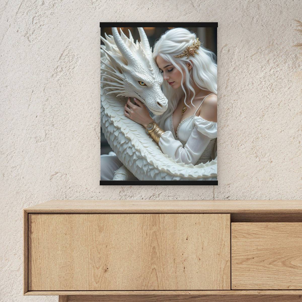 Die Umarmung als Poster mit schwarzer Holzleiste ueber einem Sideboard, zeigt die Groesse im Raum